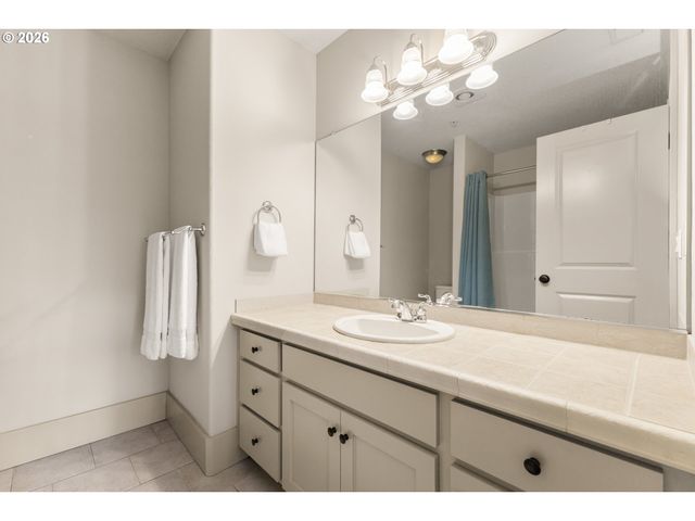 5077 W SUNSET Dr, Lake Oswego, OR 97035