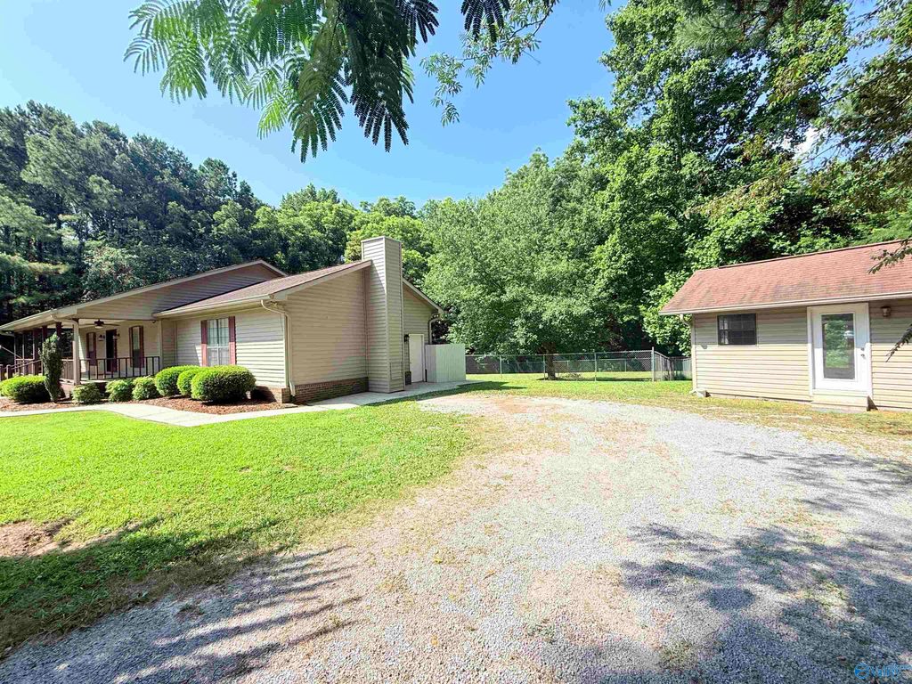 90 Bayside Lane, Arab, AL 35016