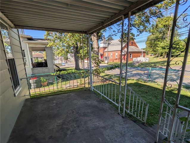 520 W Pike St, Meadowlands, PA 15347