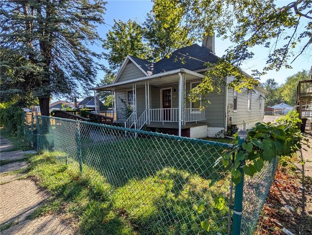 520 W Pike St, Meadowlands, PA 15347