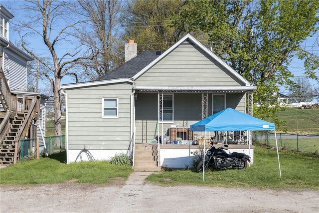 520 W Pike St, Meadowlands, PA 15347
