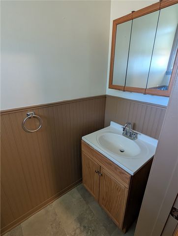 520 W Pike St, Meadowlands, PA 15347
