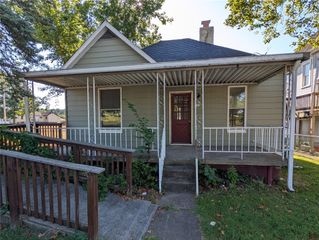 520 W Pike St, Meadowlands, PA 15347