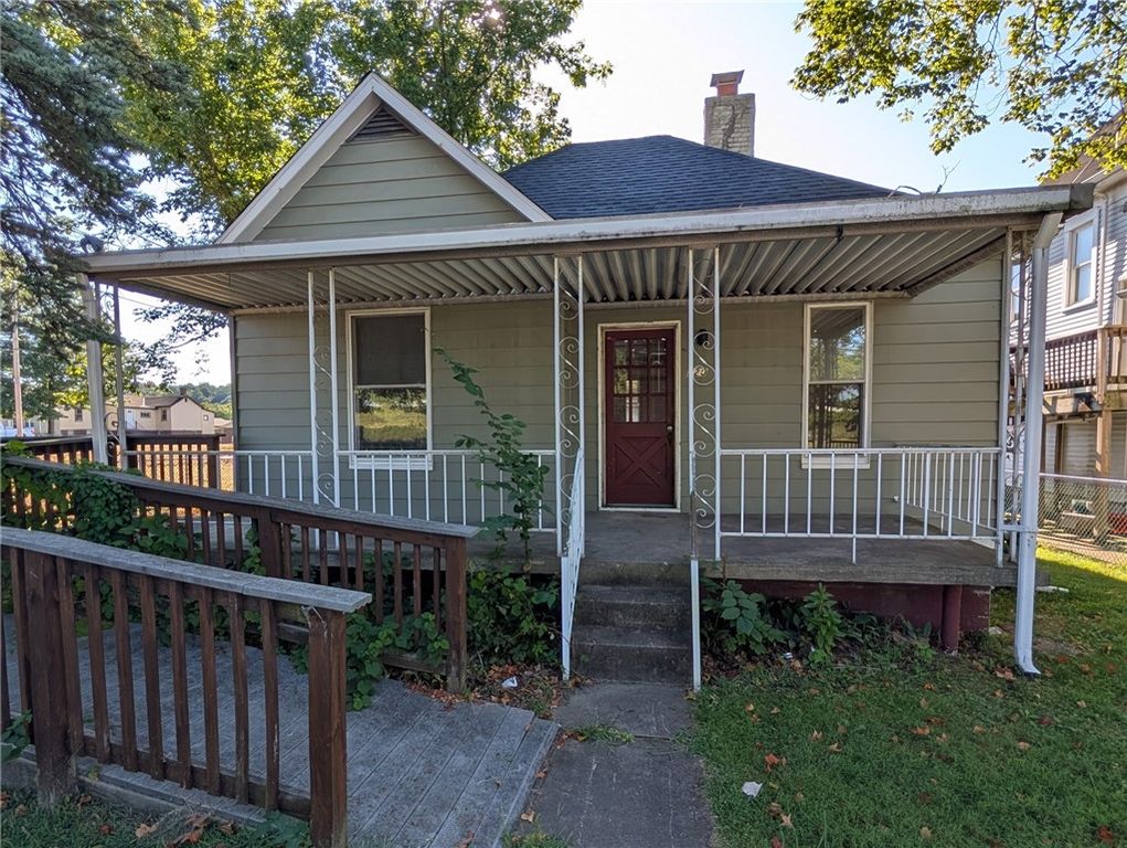 520 W Pike St, Meadowlands, PA 15347