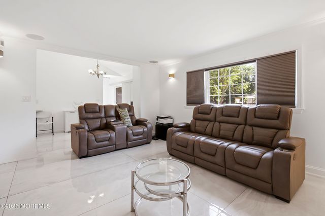 17 Knoll Terrace, Hazlet, NJ 07730