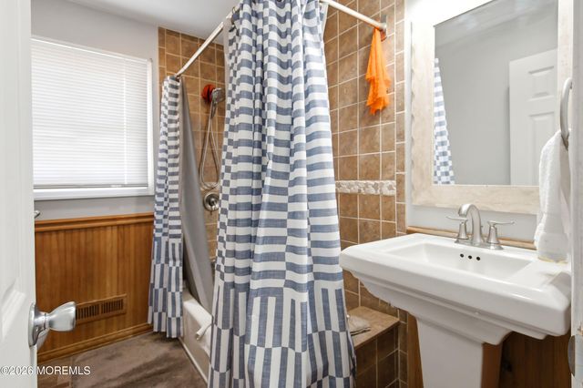 17 Knoll Terrace, Hazlet, NJ 07730