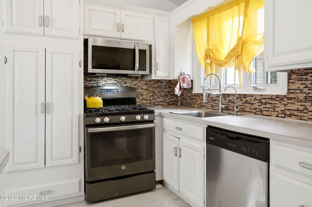 17 Knoll Terrace, Hazlet, NJ 07730