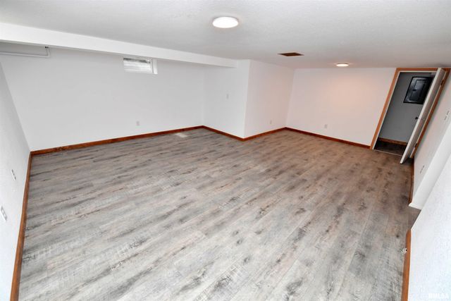 111 GARDNER Avenue, East Peoria, IL 61611