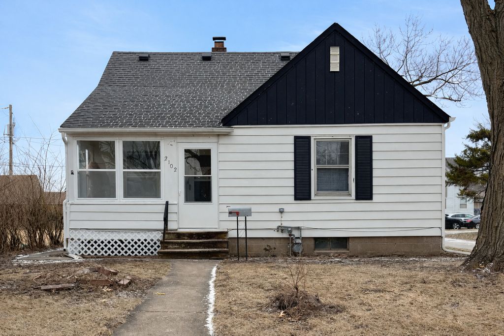 2102 W 18th Street, Davenport, IA 52084