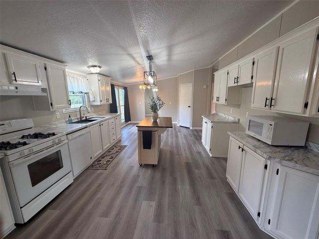 5202 Kincer Road, Damon, TX 77430