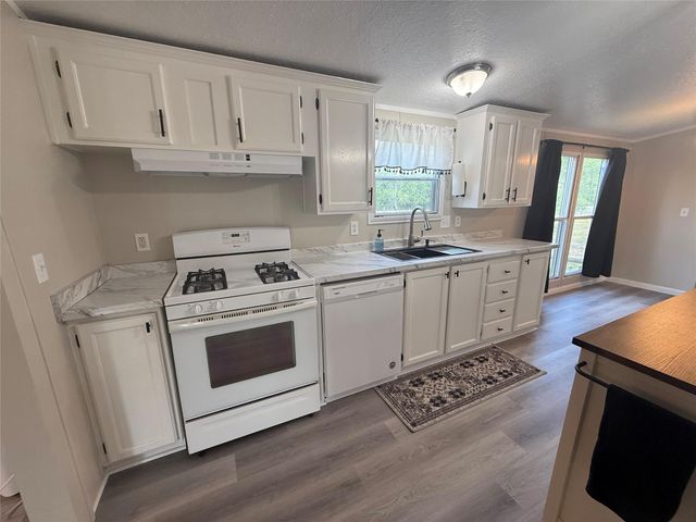 5202 Kincer Road, Damon, TX 77430