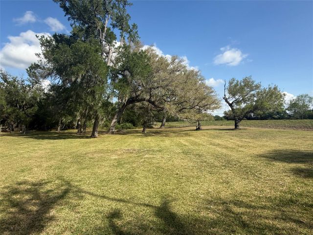 5202 Kincer Road, Damon, TX 77430