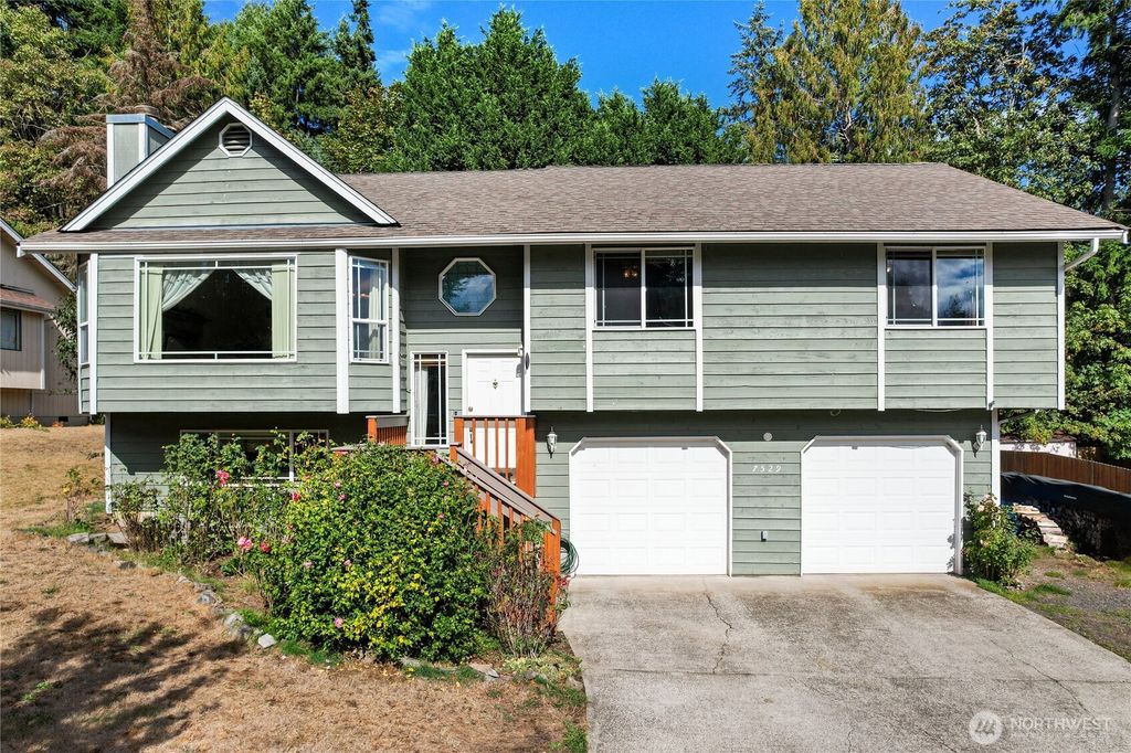 7529 Bridge Place NE, Bremerton, WA 98311