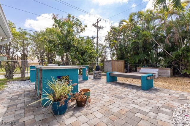 402 SW 46th TER, Cape Coral, FL 33914