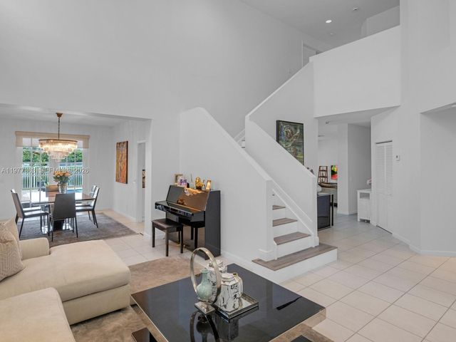 4400 Fox Ridge Dr, Weston, FL 33331