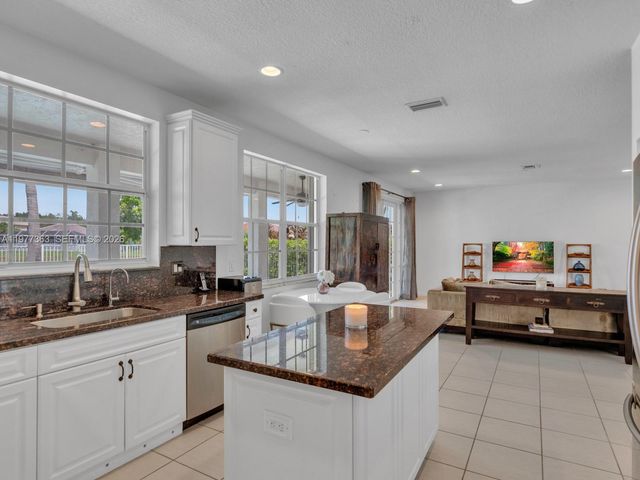 4400 Fox Ridge Dr, Weston, FL 33331