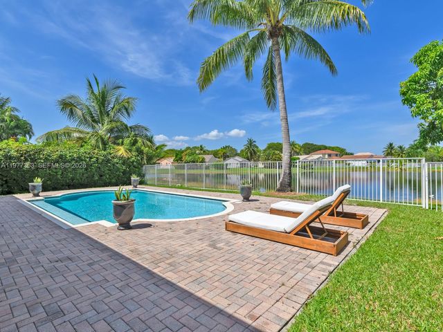 4400 Fox Ridge Dr, Weston, FL 33331