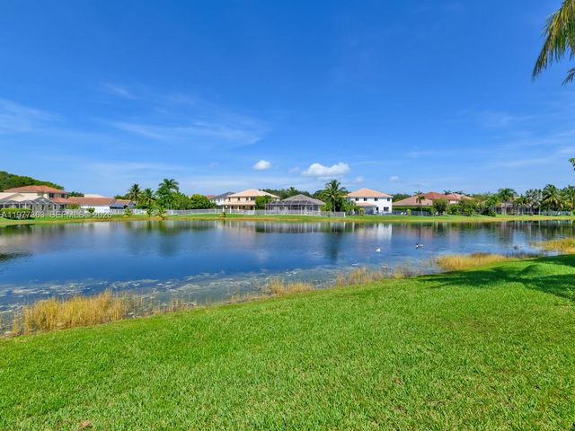 4400 Fox Ridge Dr, Weston, FL 33331