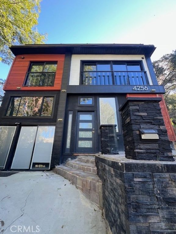 Image 1 of property listing at 4256 Rosario Road, Woodland Hills, CA 91364