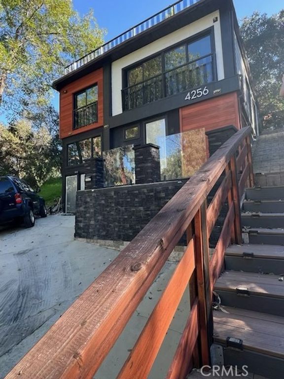 Image 2 of property listing at 4256 Rosario Road, Woodland Hills, CA 91364