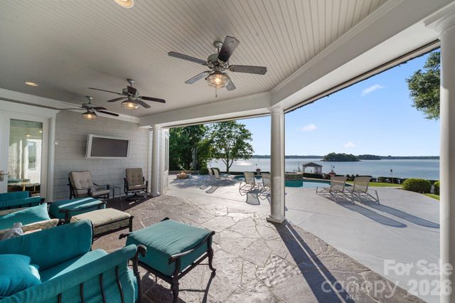 2477 Peninsula Shores Court, Denver, NC 28037
