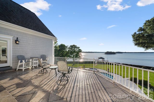 2477 Peninsula Shores Court, Denver, NC 28037
