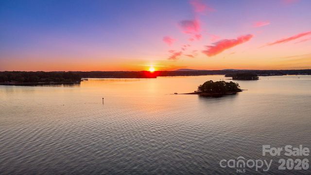 2477 Peninsula Shores Court, Denver, NC 28037