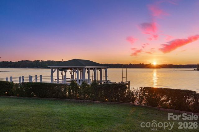 2477 Peninsula Shores Court, Denver, NC 28037