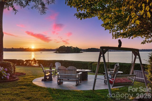 2477 Peninsula Shores Court, Denver, NC 28037