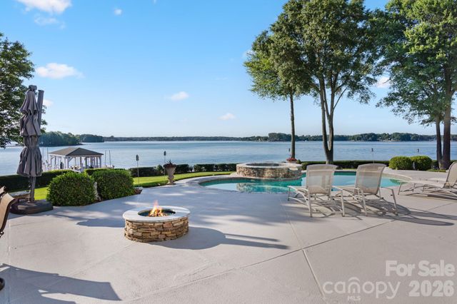 2477 Peninsula Shores Court, Denver, NC 28037