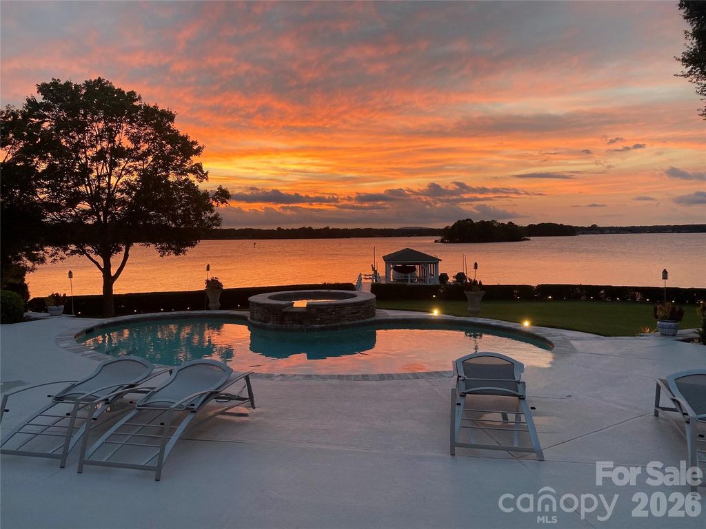 2477 Peninsula Shores Court, Denver, NC 28037