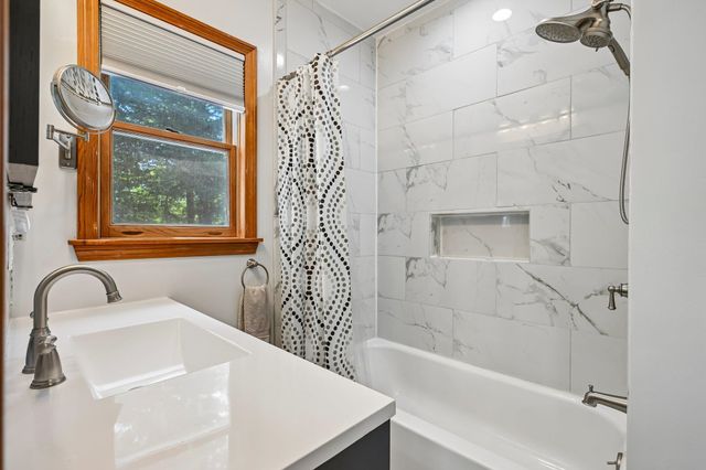 76 Holts Point Road, Sandown, NH 03873