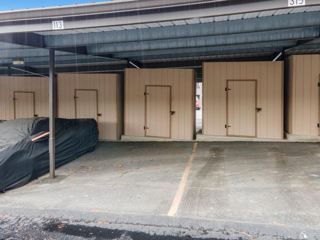 2465 Riverside Drive 113, Trenton, MI 48183