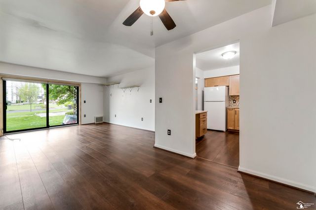 2465 Riverside Drive 113, Trenton, MI 48183