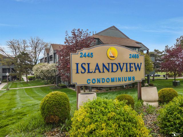 2465 Riverside Drive 113, Trenton, MI 48183