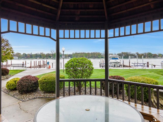 2465 Riverside Drive 113, Trenton, MI 48183