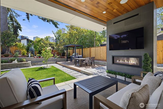 422 98th Avenue NE, Bellevue, WA 98004