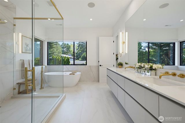 422 98th Avenue NE, Bellevue, WA 98004