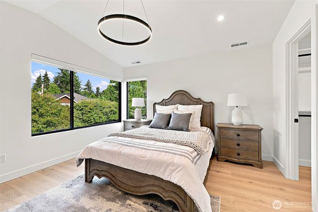 422 98th Avenue NE, Bellevue, WA 98004