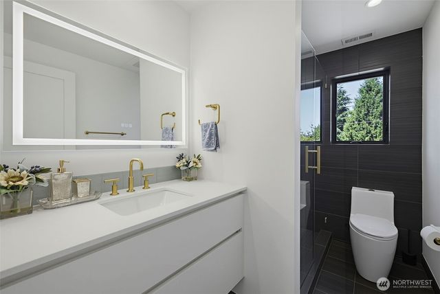 422 98th Avenue NE, Bellevue, WA 98004