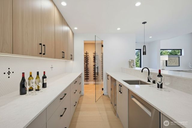 422 98th Avenue NE, Bellevue, WA 98004