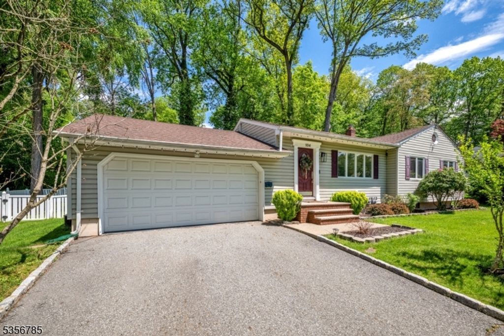 104 Lions Head Dr E, Wayne Twp., NJ 07470