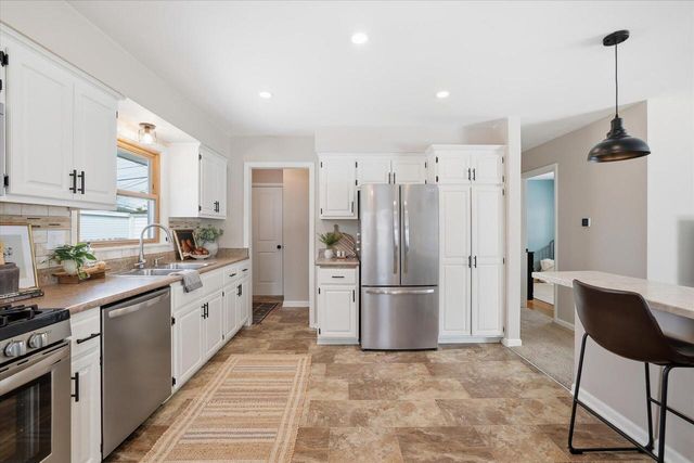 W150N8239 Saxony DRIVE, Menomonee Falls, WI 53051