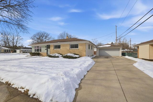 W150N8239 Saxony DRIVE, Menomonee Falls, WI 53051