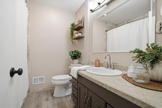 W150N8239 Saxony DRIVE, Menomonee Falls, WI 53051