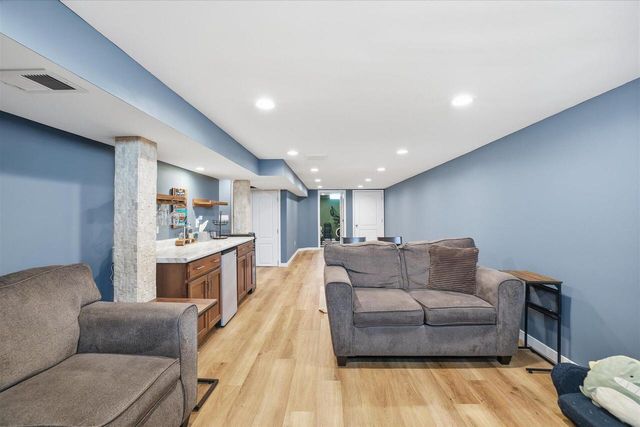 W150N8239 Saxony DRIVE, Menomonee Falls, WI 53051