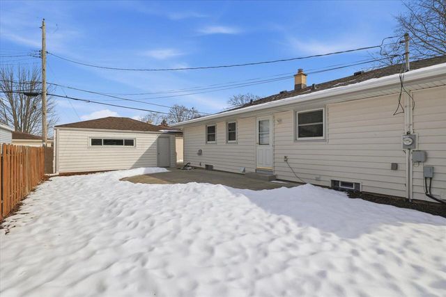 W150N8239 Saxony DRIVE, Menomonee Falls, WI 53051