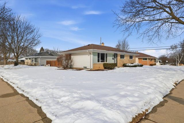 W150N8239 Saxony DRIVE, Menomonee Falls, WI 53051