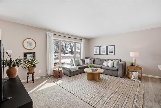 W150N8239 Saxony DRIVE, Menomonee Falls, WI 53051