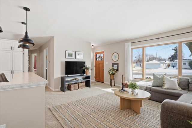 W150N8239 Saxony DRIVE, Menomonee Falls, WI 53051